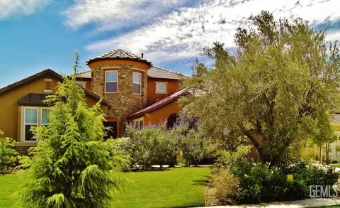 5206 Village Green Ln, Bakersfield, CA 93306