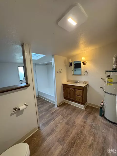 Bath - 1 Maple Ave, Rosamond, CA 93560 photo 1 of 2