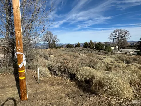 25160 Jacaranda Dr, Tehachapi, CA 93561 photo 3