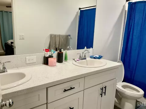 Bath - 1836 Walnut Dr, Arvin, CA 93203 photo 2 of 2