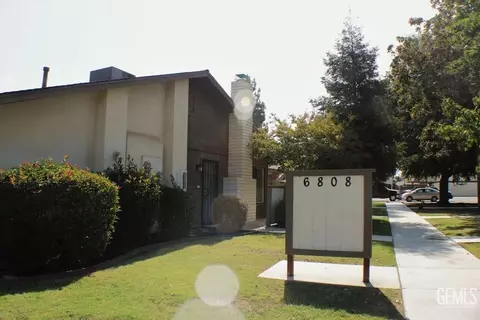 6808 N Half Moon Dr, Bakersfield, CA 93309