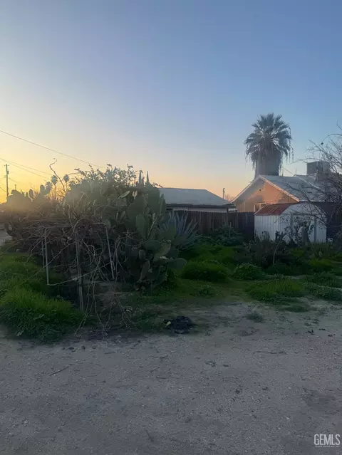131 W 3rd St, Buttonwillow, CA 93206