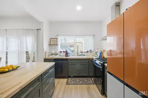 Kitchen - 1925 Maple Ave, Bakersfield, CA 93304 photo 3 of 4