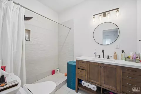 Bath - 1925 Maple Ave, Bakersfield, CA 93304 photo 1 of 3