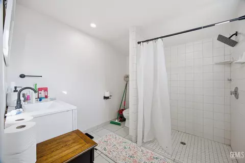 Bath - 1925 Maple Ave, Bakersfield, CA 93304 photo 2 of 3