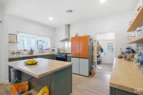 Kitchen - 1925 Maple Ave, Bakersfield, CA 93304 photo 2 of 4