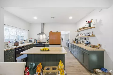 Kitchen - 1925 Maple Ave, Bakersfield, CA 93304 photo 1 of 4