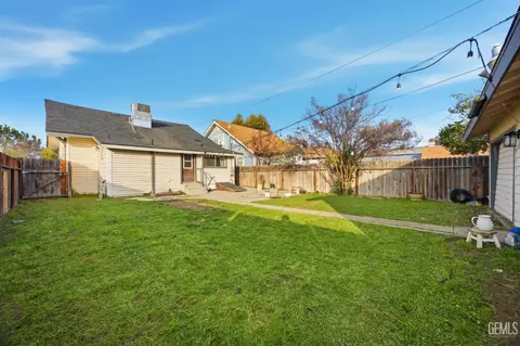 Exterior - 1925 Maple Ave, Bakersfield, CA 93304 photo 3 of 5