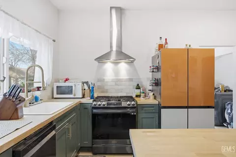 Kitchen - 1925 Maple Ave, Bakersfield, CA 93304 photo 4 of 4
