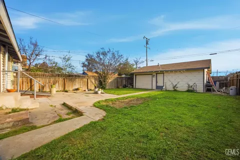 Exterior - 1925 Maple Ave, Bakersfield, CA 93304 photo 4 of 5