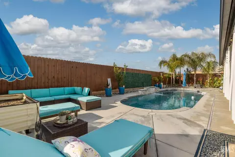 Exterior - 419 Diamond St, Taft, CA 93268 photo 8 of 12