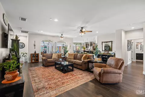 Living - 419 Diamond St, Taft, CA 93268 photo 2 of 2