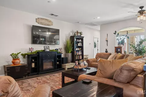 Living - 419 Diamond St, Taft, CA 93268 photo 1 of 2