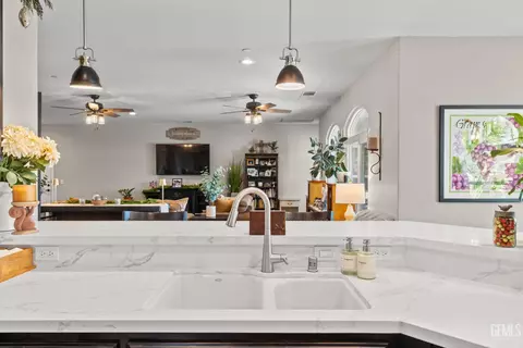 Kitchen - 419 Diamond St, Taft, CA 93268 photo 4 of 5