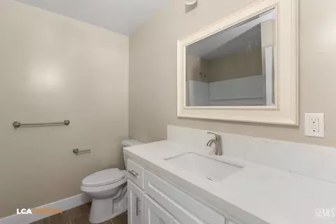 Bath - 201 Suzanne Ln, Taft, CA 93268 photo 1 of 2