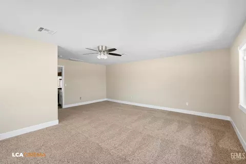 Living - 201 Suzanne Ln, Taft, CA 93268 photo 5 of 6