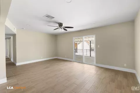 Living - 201 Suzanne Ln, Taft, CA 93268 photo 3 of 6