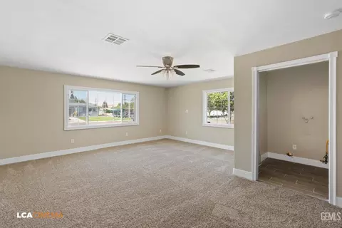 Living - 201 Suzanne Ln, Taft, CA 93268 photo 4 of 6