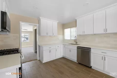 Kitchen - 201 Suzanne Ln, Taft, CA 93268 photo 2 of 2