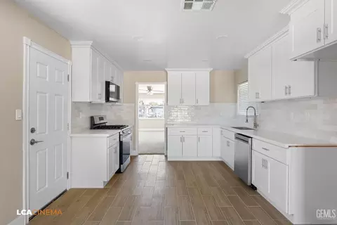 Entry Way - 201 Suzanne Ln, Taft, CA 93268 photo 1 of 1