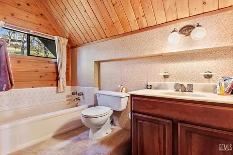 Bath - 24450 Oaktree Ct, Tehachapi, CA 93561 photo 4 of 4