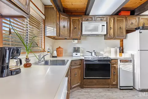 Kitchen - 24450 Oaktree Ct, Tehachapi, CA 93561 photo 1 of 3