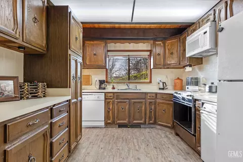 Kitchen - 24450 Oaktree Ct, Tehachapi, CA 93561 photo 3 of 3
