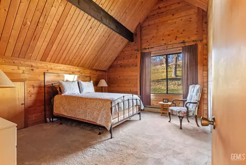 Bedroom - 24450 Oaktree Ct, Tehachapi, CA 93561 photo 4 of 5