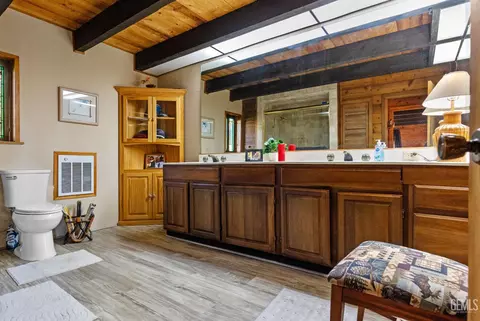 Bath - 24450 Oaktree Ct, Tehachapi, CA 93561 photo 1 of 4