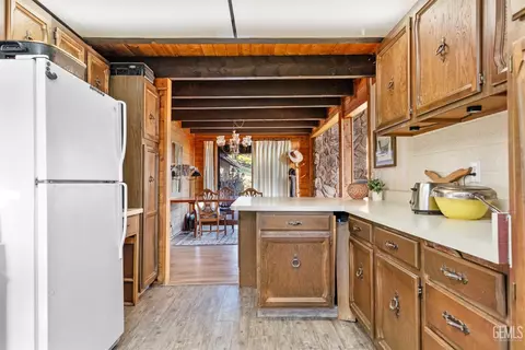 Kitchen - 24450 Oaktree Ct, Tehachapi, CA 93561 photo 2 of 3