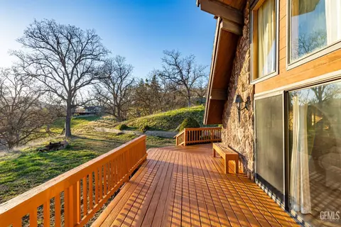 Exterior - 24450 Oaktree Ct, Tehachapi, CA 93561 photo 8 of 15