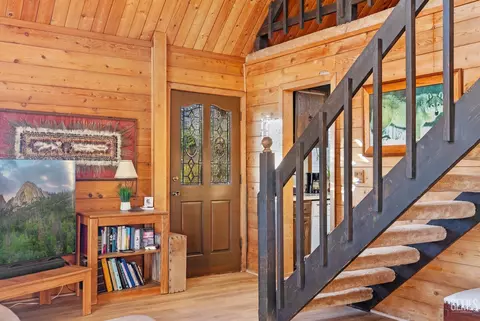 Entry Way - 24450 Oaktree Ct, Tehachapi, CA 93561 photo 2 of 3