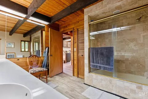 Bath - 24450 Oaktree Ct, Tehachapi, CA 93561 photo 3 of 4