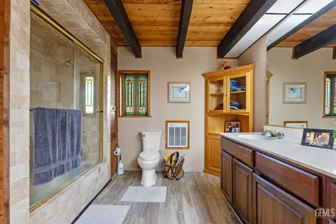 Bath - 24450 Oaktree Ct, Tehachapi, CA 93561 photo 2 of 4