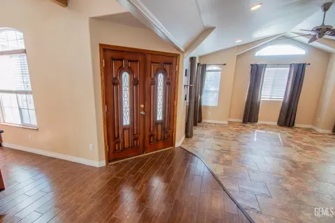 Entry Way - 9508 Bard Ct, Bakersfield, CA 93311 photo 2 of 5