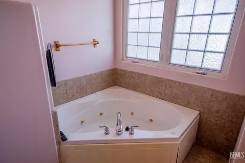 Bath - 9508 Bard Ct, Bakersfield, CA 93311 photo 2 of 4