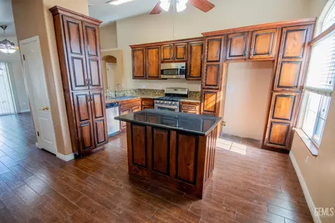 Kitchen - 9508 Bard Ct, Bakersfield, CA 93311 photo 1 of 2