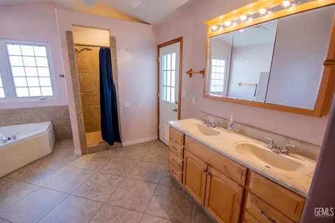 Bath - 9508 Bard Ct, Bakersfield, CA 93311 photo 1 of 4