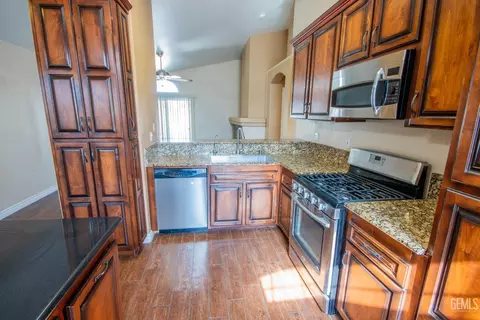 Kitchen - 9508 Bard Ct, Bakersfield, CA 93311 photo 2 of 2