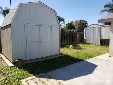 Exterior - 285 E Ash Ave, Shafter, CA 93263 photo 4 of 9