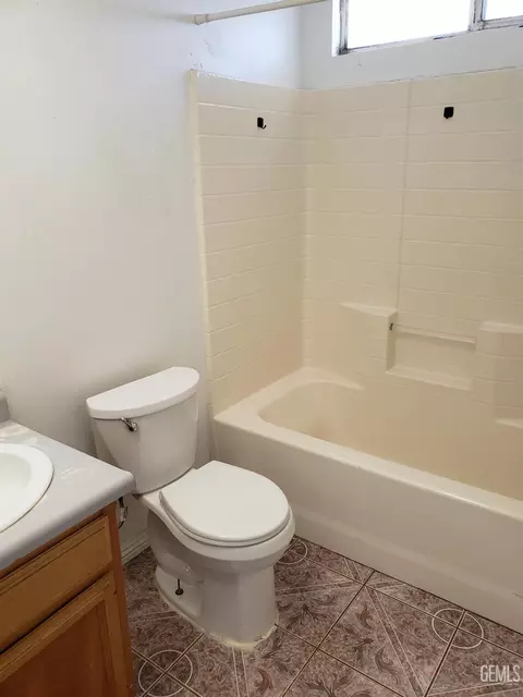 Bath - 285 E Ash Ave, Shafter, CA 93263 photo 3 of 4