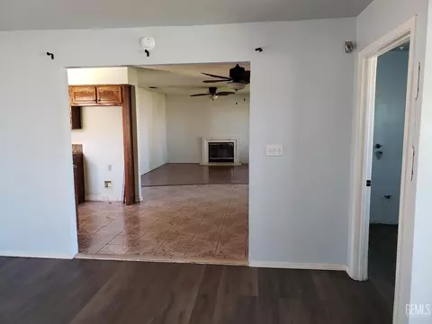 Living - 285 E Ash Ave, Shafter, CA 93263 photo 6 of 8