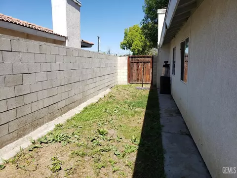 Exterior - 285 E Ash Ave, Shafter, CA 93263 photo 9 of 9