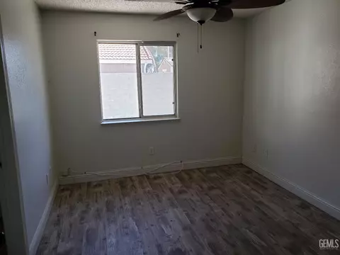Bedroom - 285 E Ash Ave, Shafter, CA 93263 photo 5 of 6