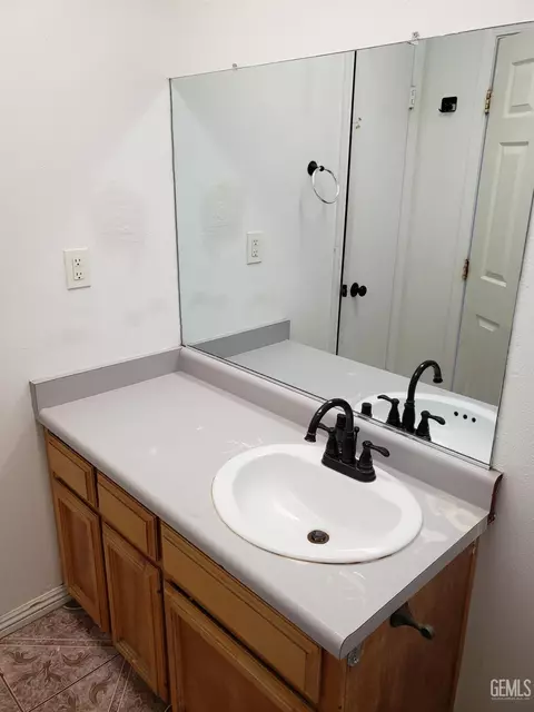Bath - 285 E Ash Ave, Shafter, CA 93263 photo 4 of 4