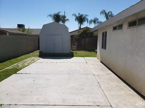 Exterior - 285 E Ash Ave, Shafter, CA 93263 photo 3 of 9