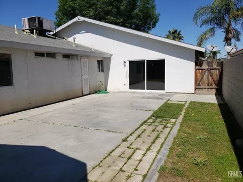 Exterior - 285 E Ash Ave, Shafter, CA 93263 photo 6 of 9
