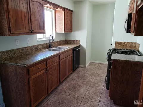 Kitchen - 285 E Ash Ave, Shafter, CA 93263 photo 1 of 2