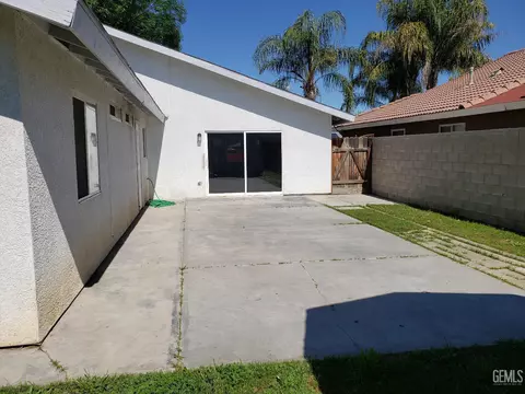 Exterior - 285 E Ash Ave, Shafter, CA 93263 photo 8 of 9