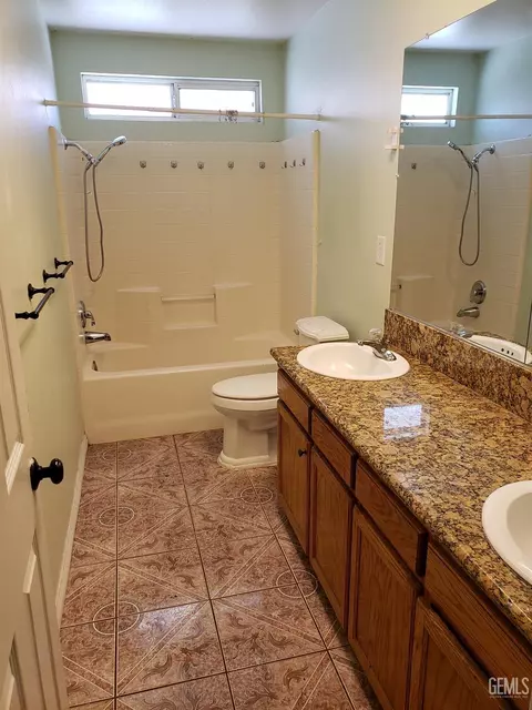 Bath - 285 E Ash Ave, Shafter, CA 93263 photo 2 of 4